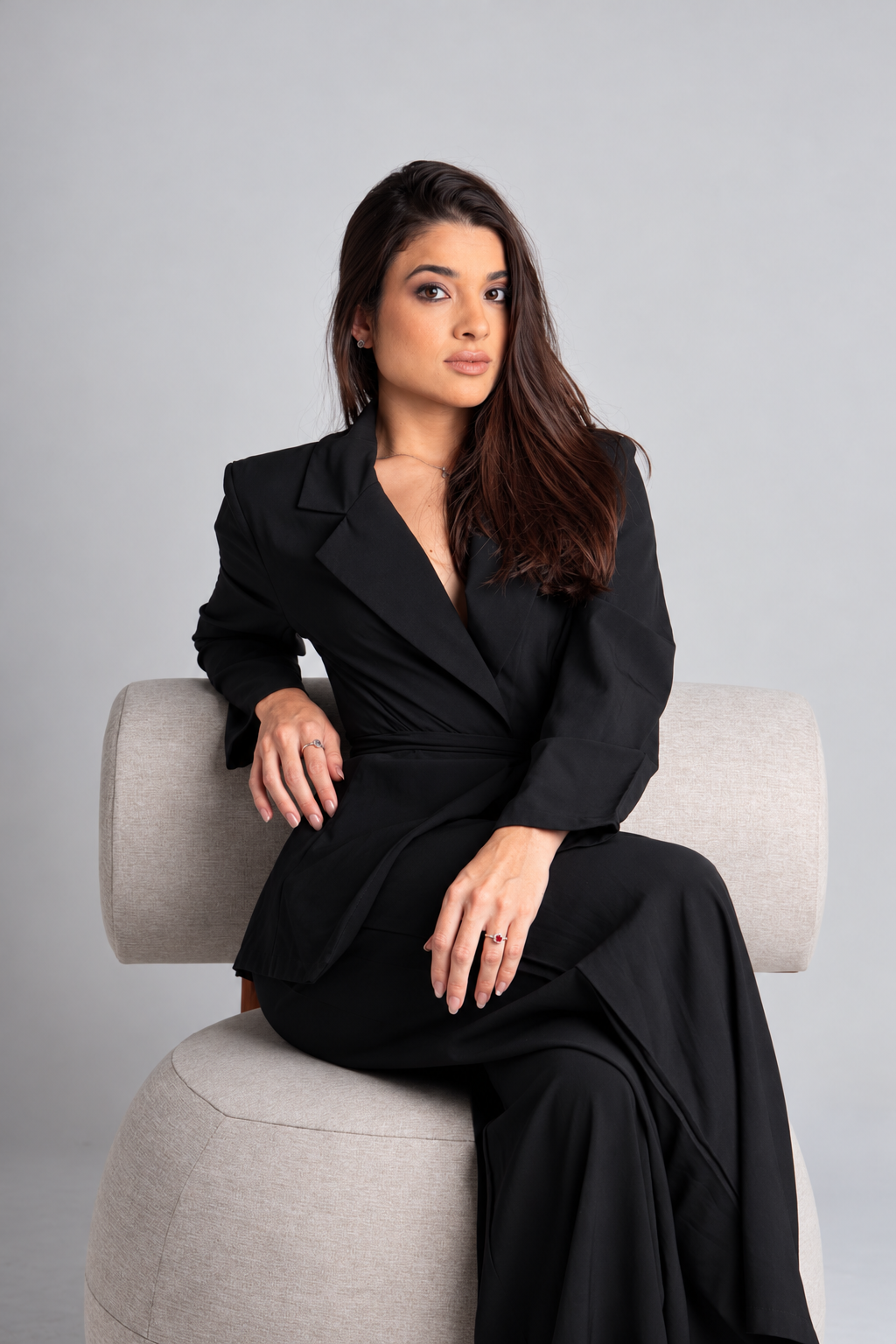 Retrato profissional de Mariana Fernandes sentada